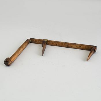 A WOODEN METRIC SHOEMAKERS RULER, 19th century.