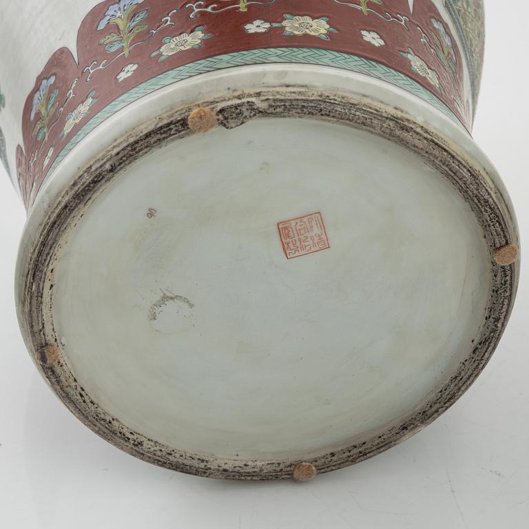 Urnor med lock, ett par, porslin, Kina, 1900-tal.