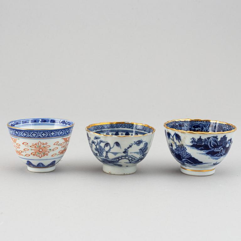 A group of 19 chinese porcelain objects, Qing dynasty and 20th century.