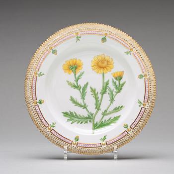 A set of 12 Royal Copenhagen "Flora Danica" dinner dishes, Denmark, 20th Century.