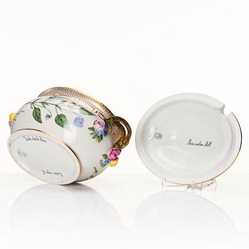 Terrin med lock, porslin. Royal Copenhagen, "Flora Danica", Danmark, 1900-tal.