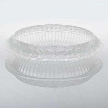 A french Lalique glass bowl from the latter half of the 20th century.