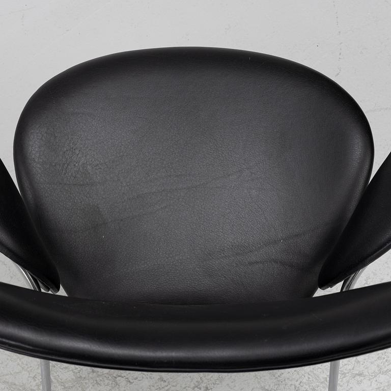 Arne Jacobsen, Armchairs a pair, "The Seagull/Lily" Fritz Hansen, 1970 and 1973.