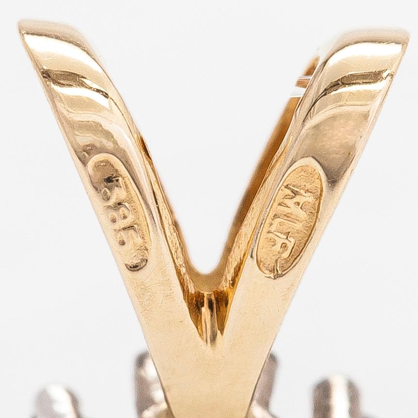 A 14K gold pendant with sapphire and diamonds approx. 0.20 ct in total.