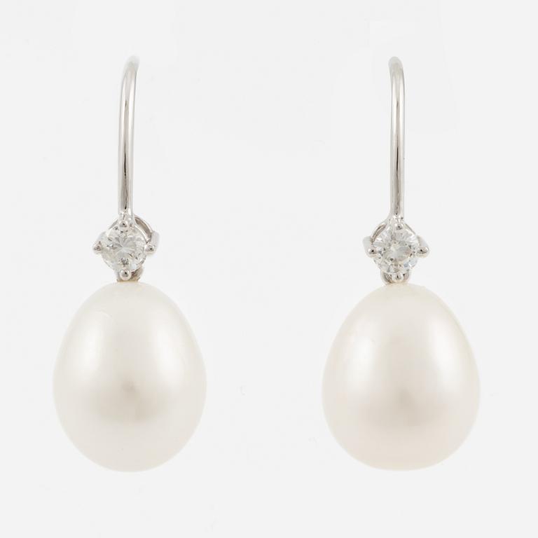 Earrings 18K white gold with cultured pearls and brilliant-cut diamonds.