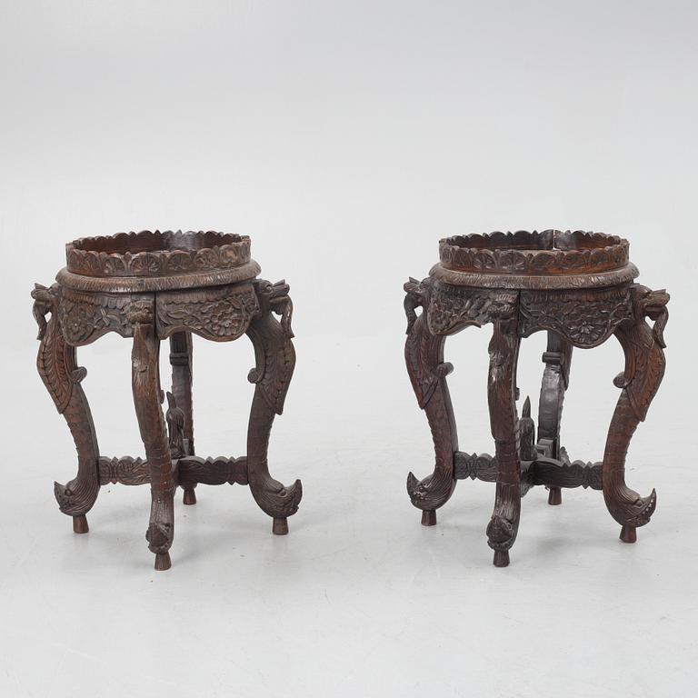 A pair of Japanese porcelain urns, first half of the 20th century, with pedestals.
