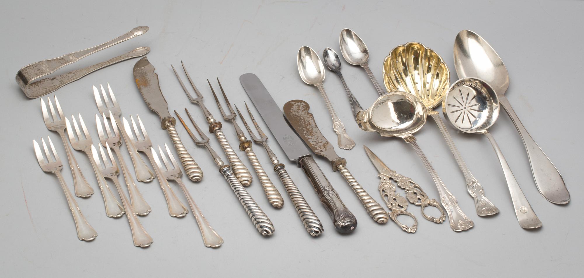 PARTI DIVERSE, silver. Div mästare bl.a svenska, 1800-1900-tal. Ca 750g inkl. stålblad.
