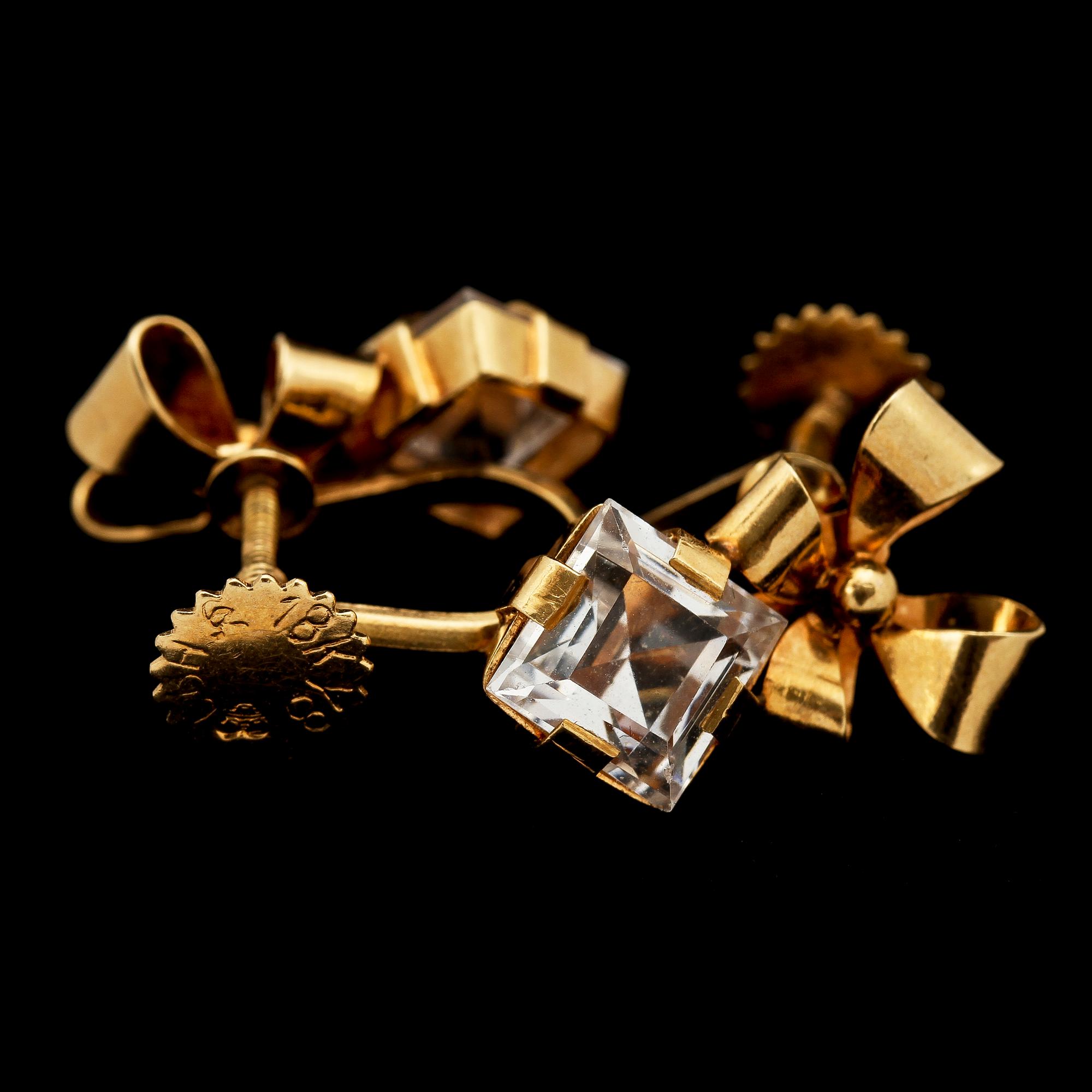 BROSCH samt ÖRHÄNGEN, 18k guld med fasettslipad bergkristall, Stigbert Stockholm, 1949. Tot vikt 10 g.