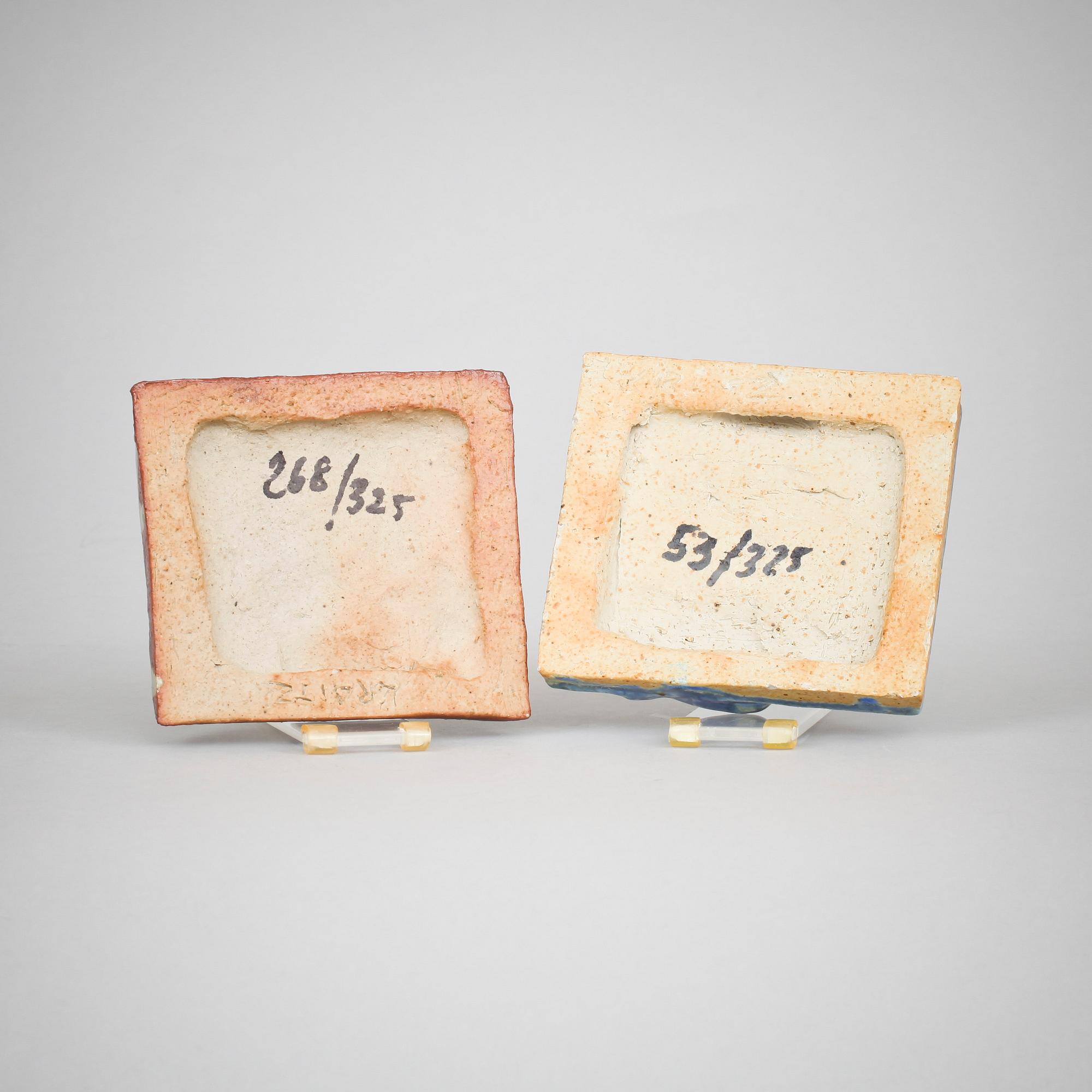 ULLA & GUSTAV KRAITZ, ett par, PLAKETTER, keramik Fogdarp, Förslövsholm, sign o numr 53 resp 268/325.