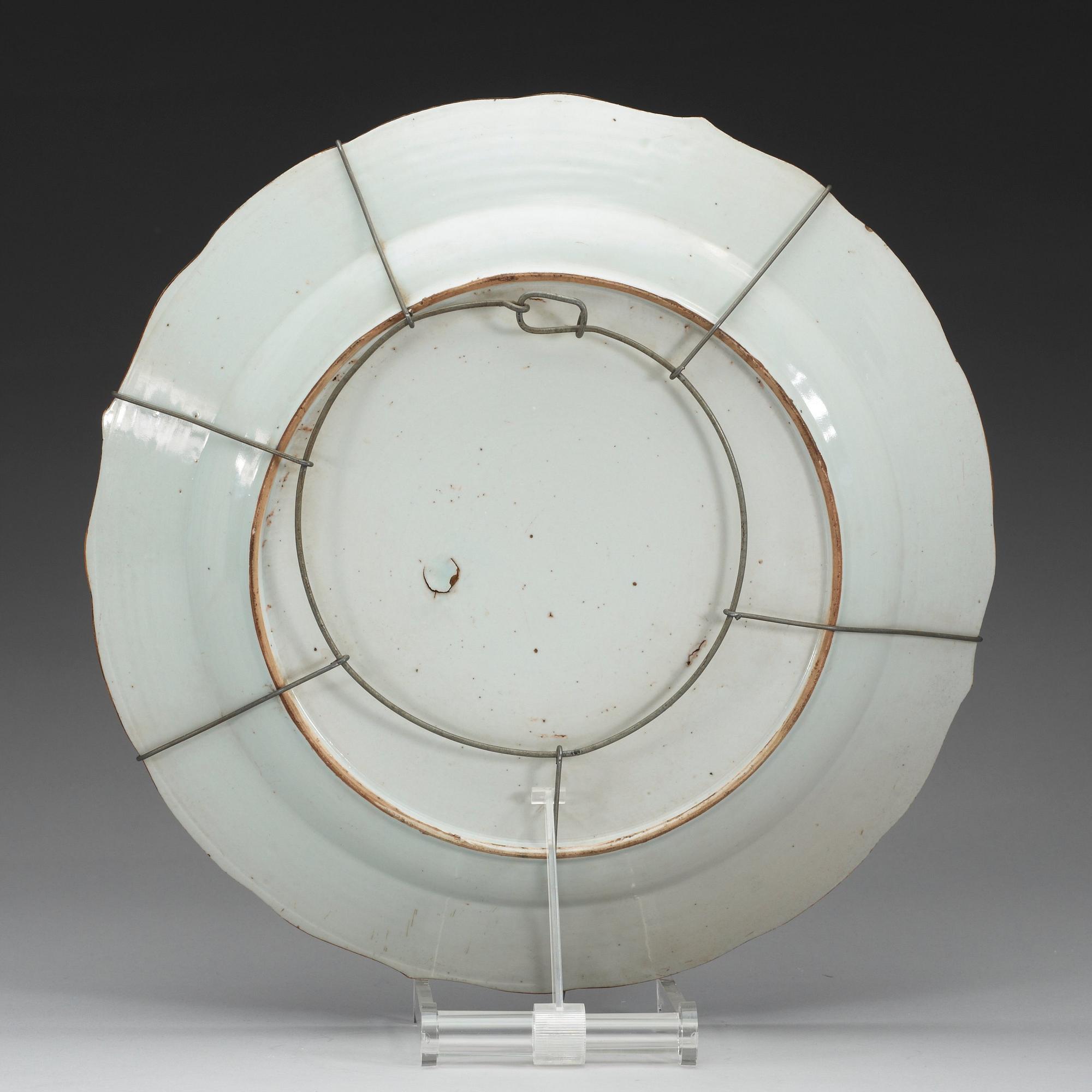 A famille rose serving dish, Qing dynasty, Qianlong (1736-95).