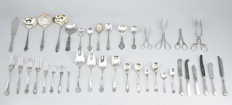 BESTICKSERVISDELAR, 124 delar, silver respektive nysilver, bla MGAB, Uppsala, 1972. Total silvervikt ca  1027 gram.
