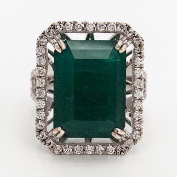 A 14K white gold ring with ca. 0.80 ct of diamonds and a emerald ca. 12.83 ct. With iGI certificate.