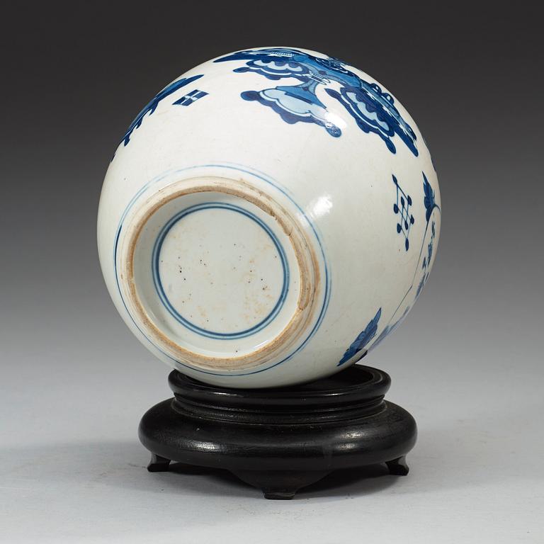 A blue and white jar, Qing dynasty, Kangxi (1662-1722).