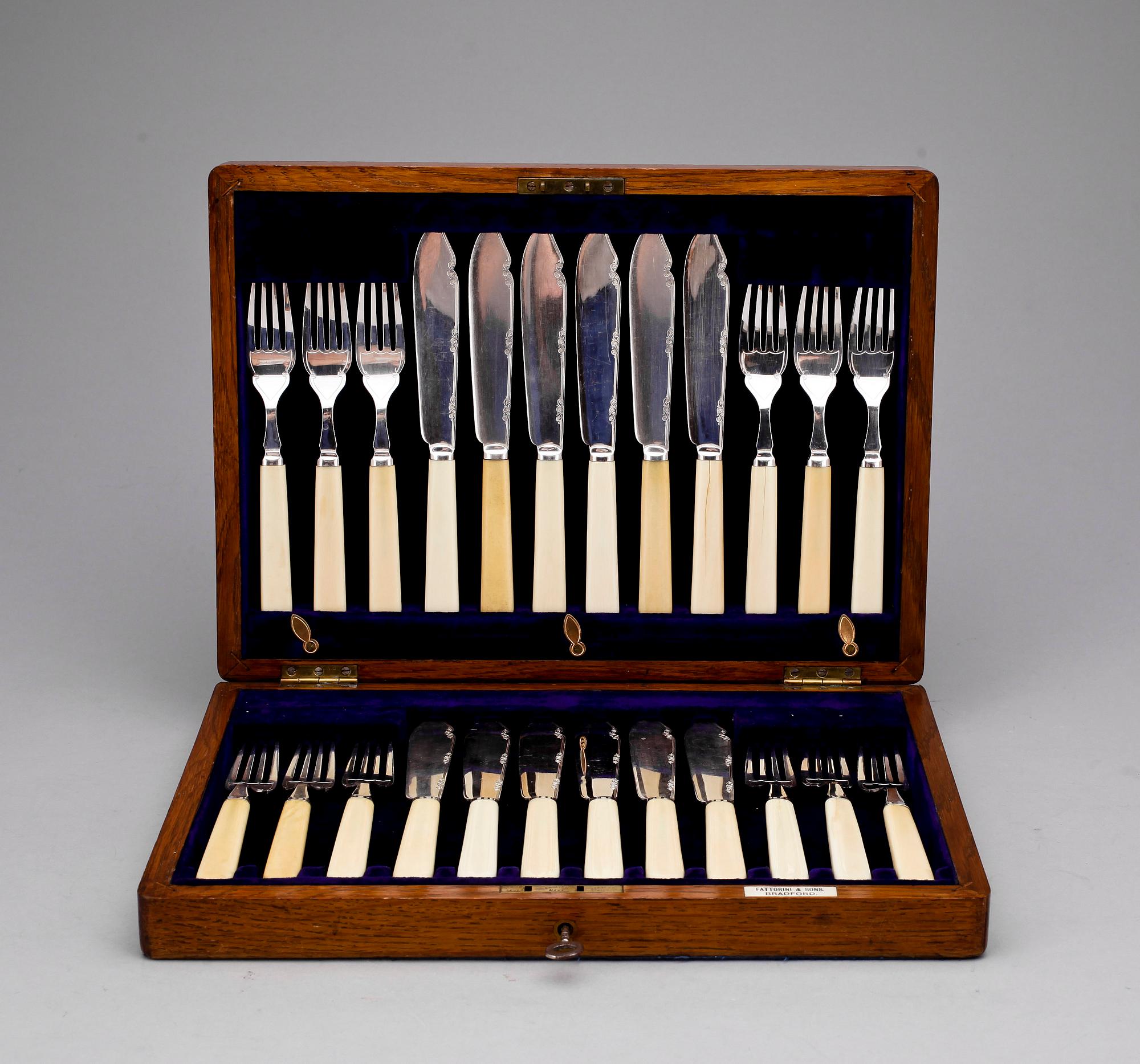 FISKBESTICK i SCHATULL, 24 delar, nysilver, Fattorini & Sons, England, tidigt 1900-tal.