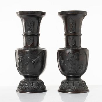 Vaser, ett par, brons, Japan, Meiji (1868-1912).