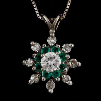 HALSSMYCKE, 14k vitguld med briljantslipade diamanter samt smargderr, tot diamanter ca 0,2 ct. Tot vikt ca 2,4 gram.