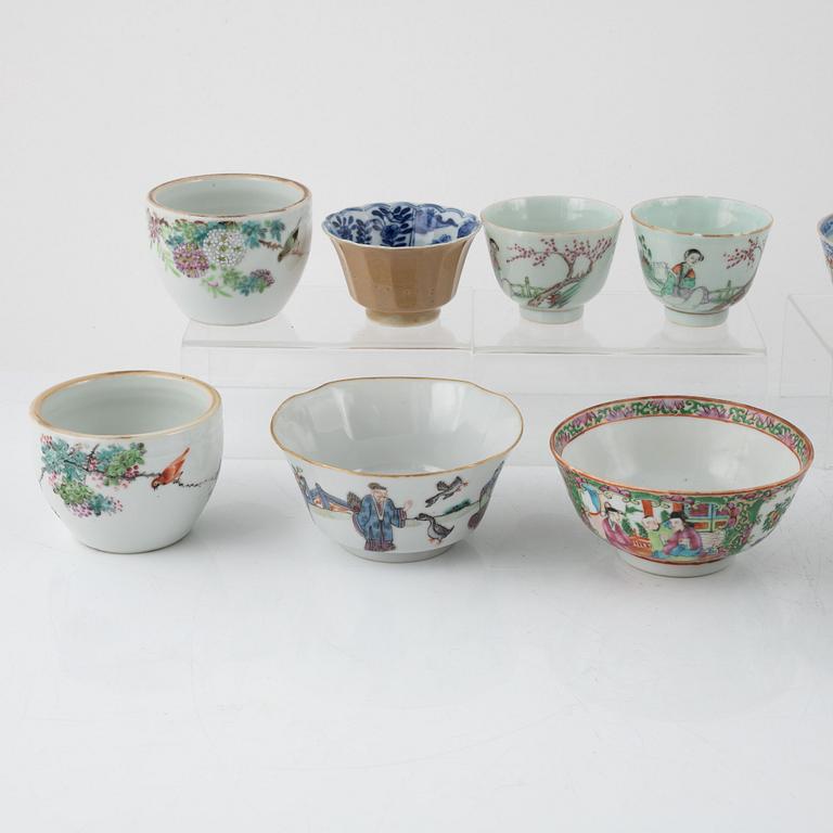 17 porcelain pieces, China and Japan, 18th-20th century.