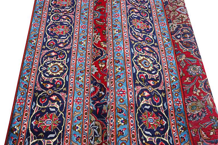 A Kashan carpet, c. 310 x 195 cm.