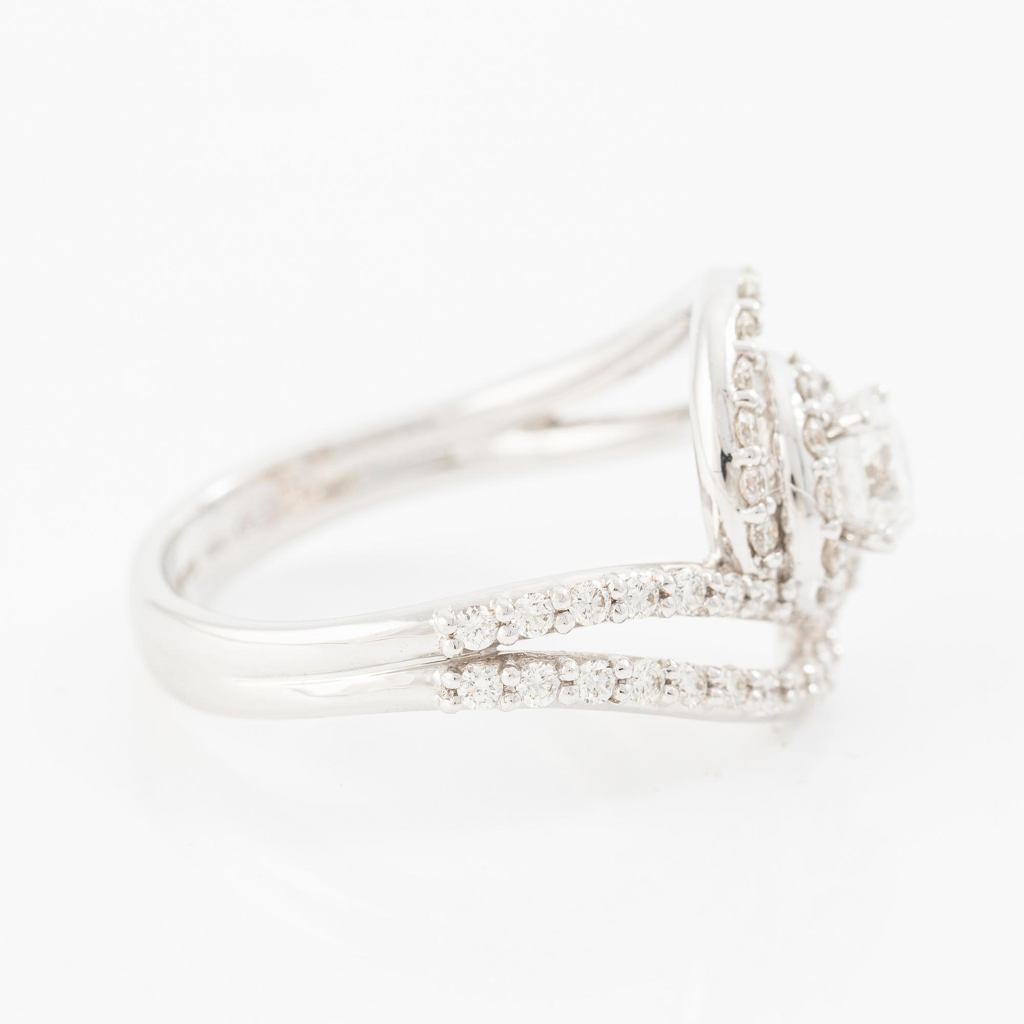 Ring 14K white gold set with round brilliant-cut diamonds.