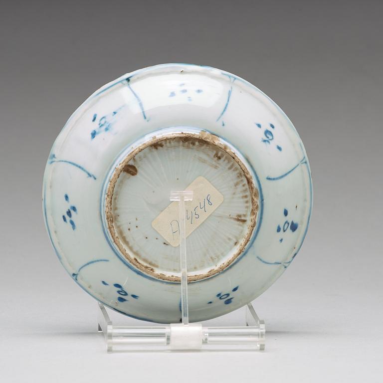 A set of four blue and white kraak dishes and a serving dish, Ming dynasty, Wanli (1572-1620).