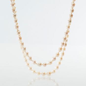 COLLIER, 2 st, odlade saltvattenspärlor med silverlås.