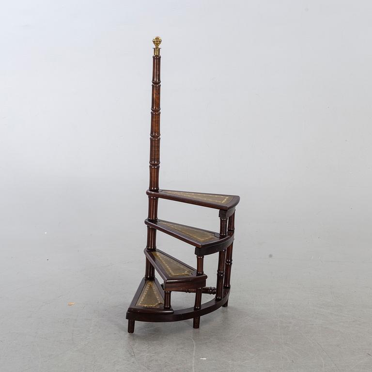 BIBLIOTEKSSTEGE, engelsk stil, 1900-talets andra hälft.