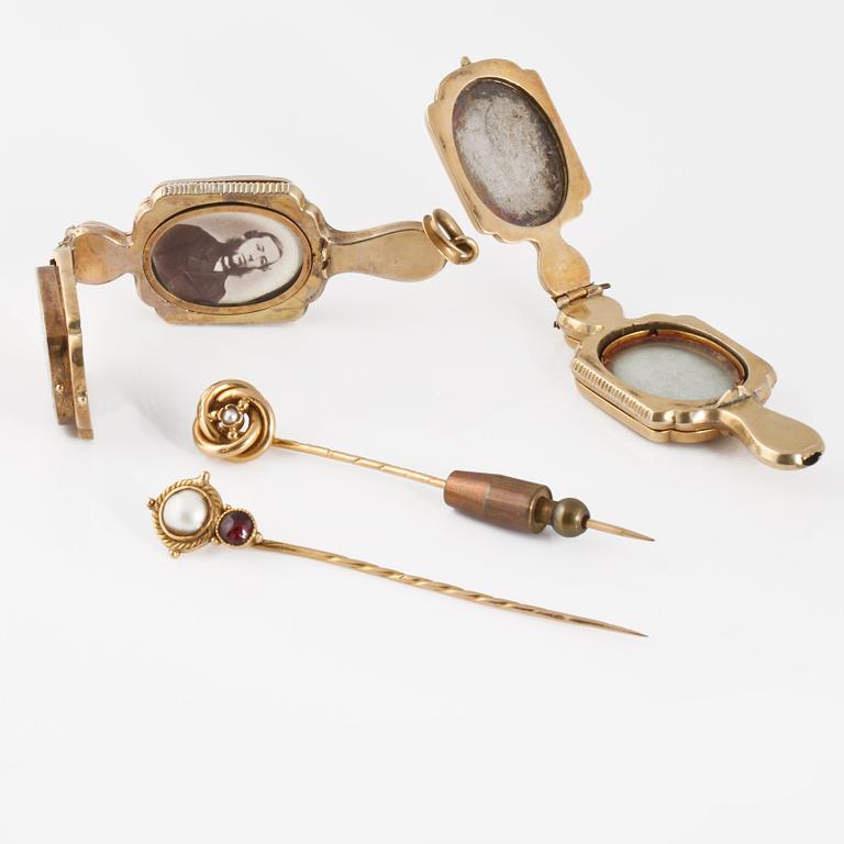 HÄNGEN, 2 st samt NÅLAR, 2 st.