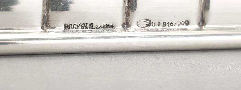 BRICKA, silver, oidentifierade stämplar, 1900-talets andra hälft. Vikt ca 1710g.