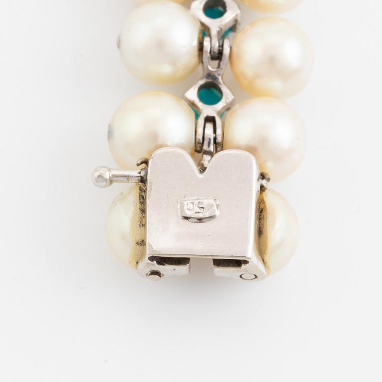 An 18K gold and cultured pearl bracelet.