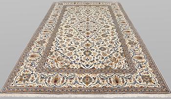 A Keshan carpet, approx. 306 x 193 cm.