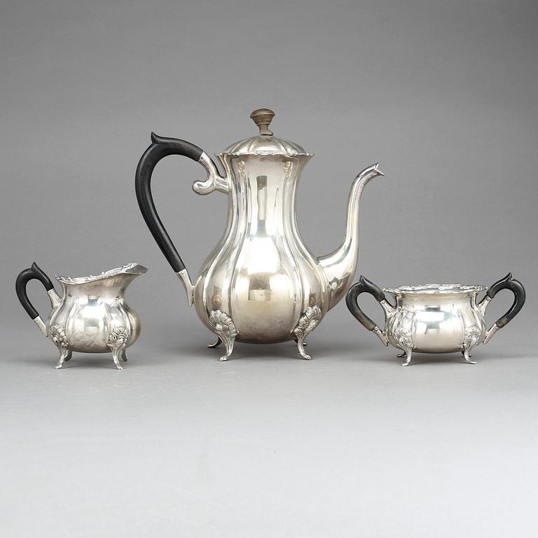 KAFFESERVIS, 3 delar, silver, rokokostil, Tyskland, svenska importstämplar, 1900-talets första hälft. Vikt ca 1205g.