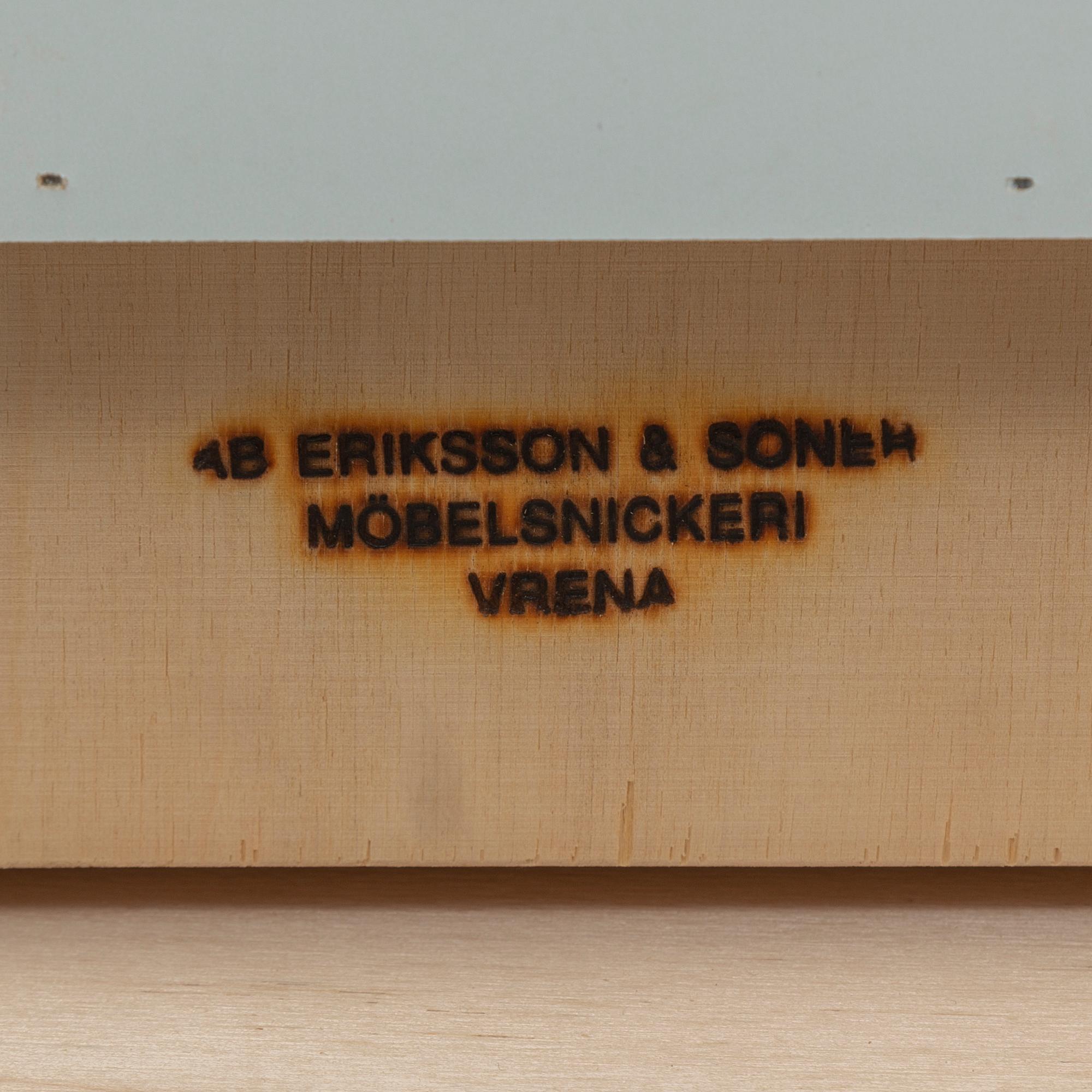 JOSEF FRANK, bokhylla med vitrin, modell 2255, Firma Svenskt Tenn, 2000-tal.