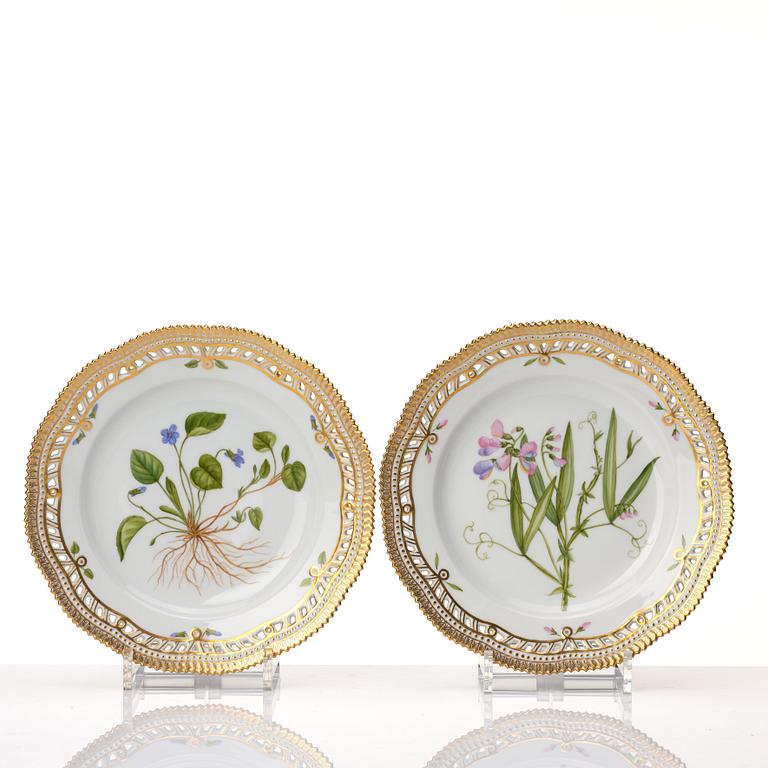 A set of eight Royal Copenhagen 'Flora Danica' dessert plates, Denmark, 20th Century.