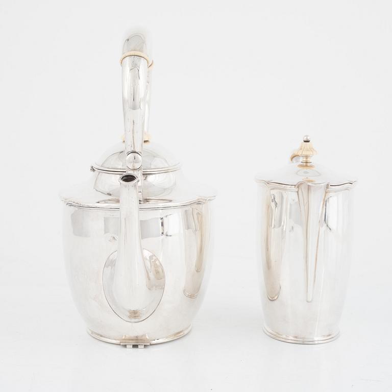 Tekanna, silver, CG Hallberg, Stockholm 1919 och mjölkkanna, silver, Edlunds silvervarufabrik, Stockholm 1937.