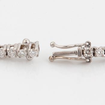 A circa 2,56 ct brilliant-cut diamond tennis bracelet.