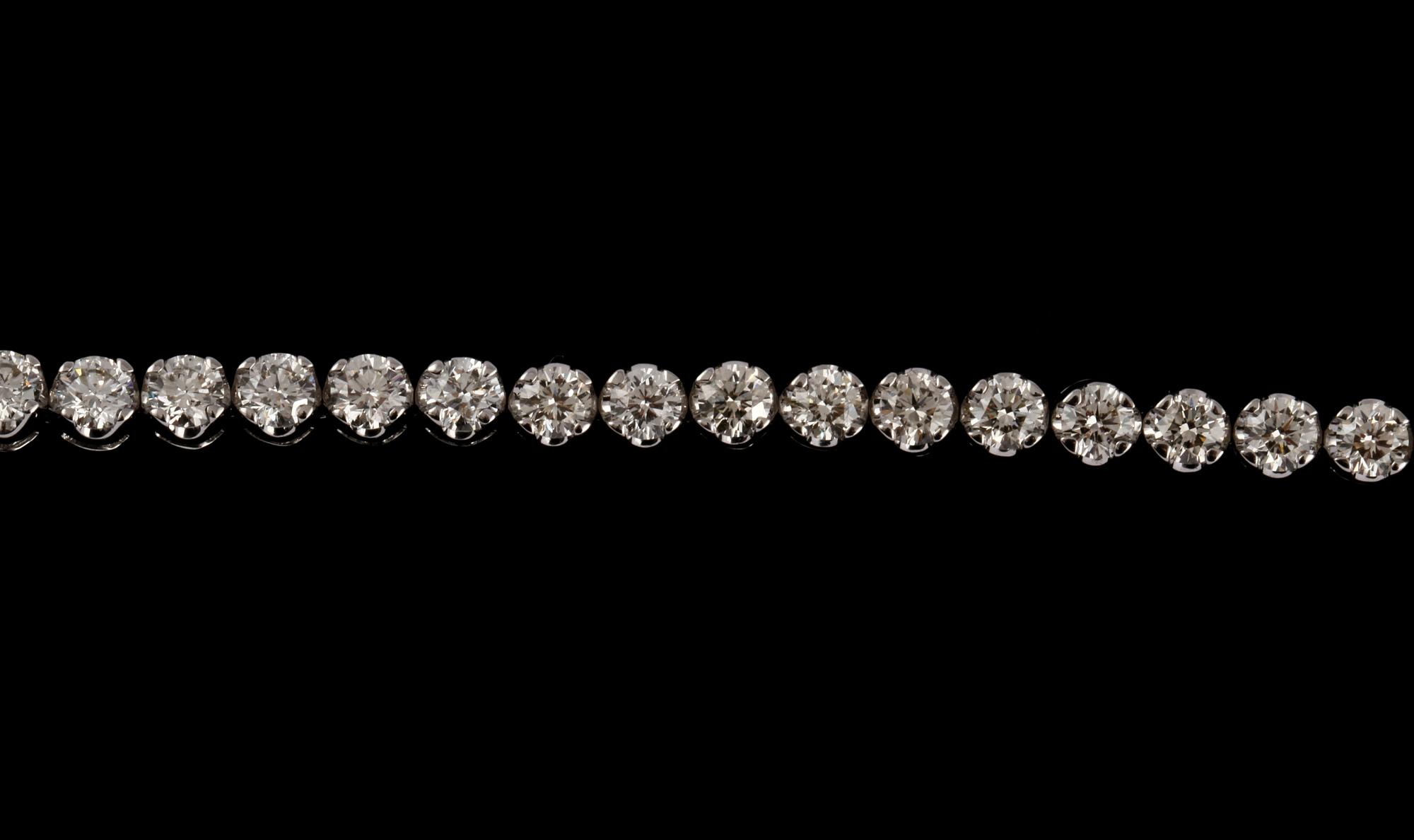 ARMBAND, 18k vitguld med 47 briljantslipade diamanter, totalt 5.02 ct. Vikt 11 g.