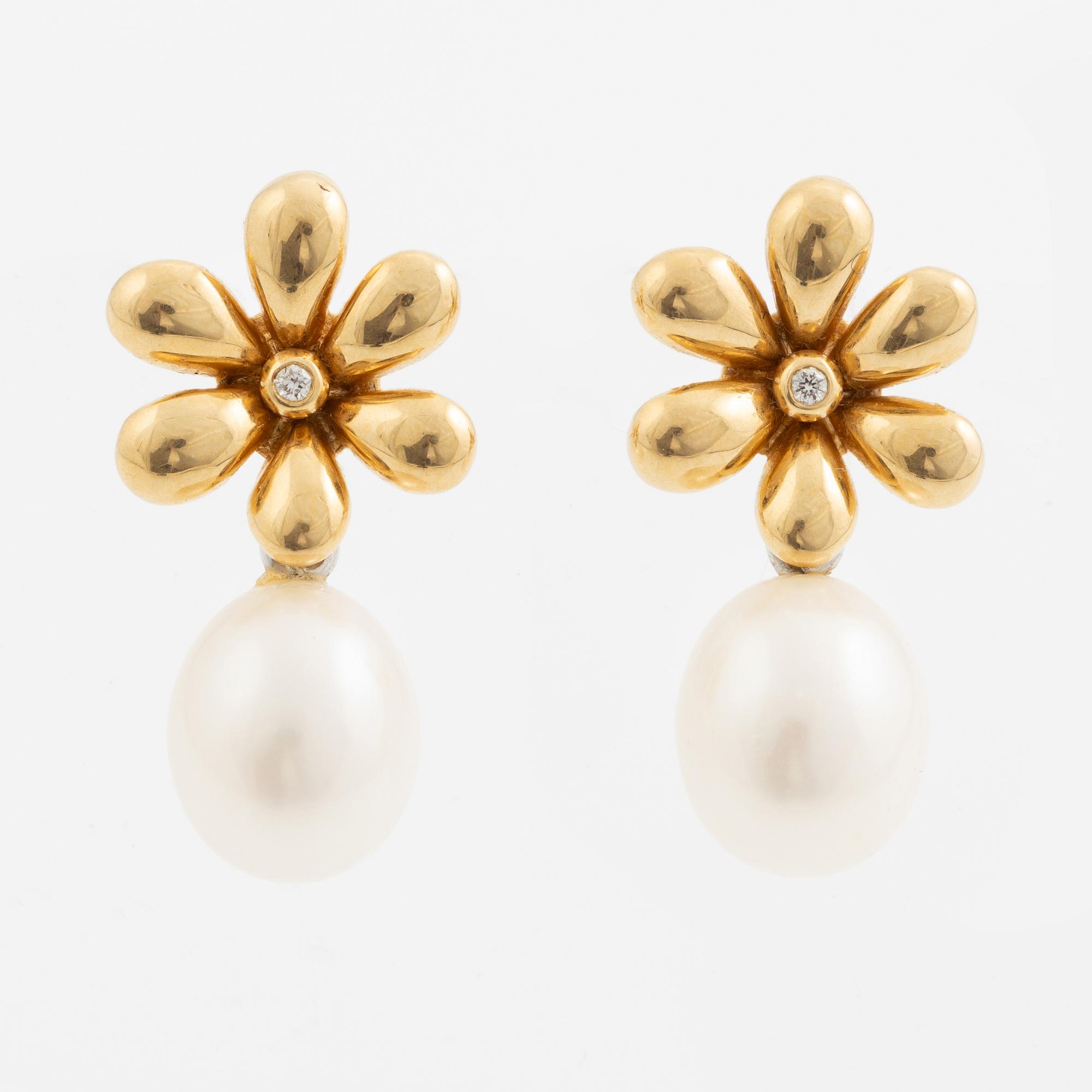 Ole Lynggaard, a pair of earrings in 18K gold set with round brilliant-cut diamonds.