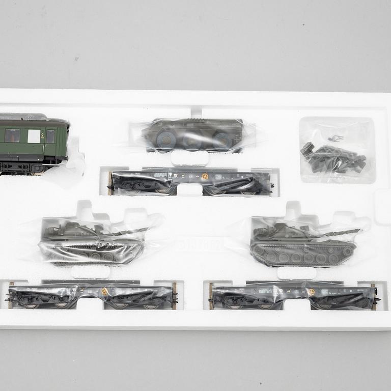 Märklin, engines and traincars, scale H0, in boxes.