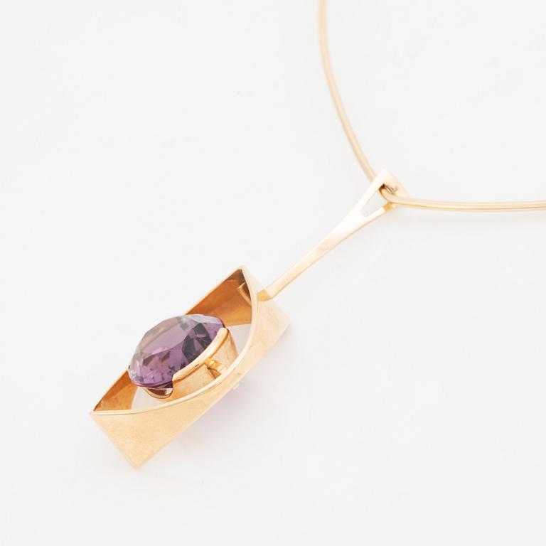 Elis Kauppi, A 14K gold necklace with an amethyst. kupittaan kulta, Turku 1962.
