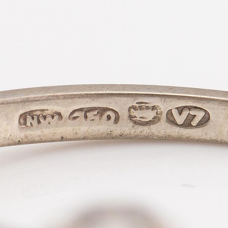 An 18K white gold ring with old-cut diamonds ca. 0.90 ct in total. Import marked Westerback, Helsinki 1974.