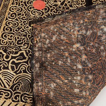 RANGMÄRKE, siden, s.k. Buzi, ca 29x32 cm. Qing dynastin. Kina 1800-tal.