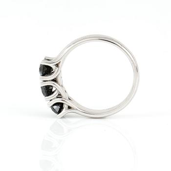 RING, 18K vitguld med svarta diamanter tot 0,99 ct. Vikt 4,65 gram.