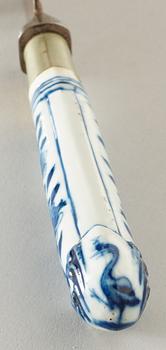 A set of eight blue and white armorial knifves, Qing dynasty, Qianlong (1736-95).