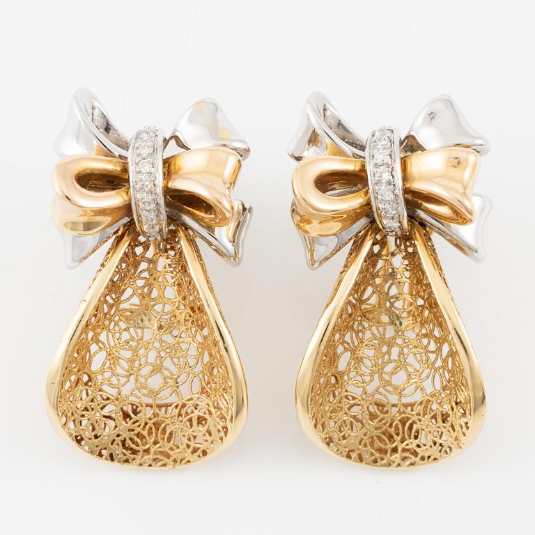 Demi parure, ring and earrings, 18K gold with brilliant-cut diamonds. Italy.