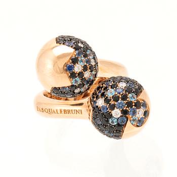 Pasquale Bruni, Ring/Cocktail Ring in 18K Gold with Round Brilliant Cut Diamonds and Sapphires, Milan Italy.
