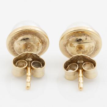 A pair of earrings in 18K gold with cultured pearls.