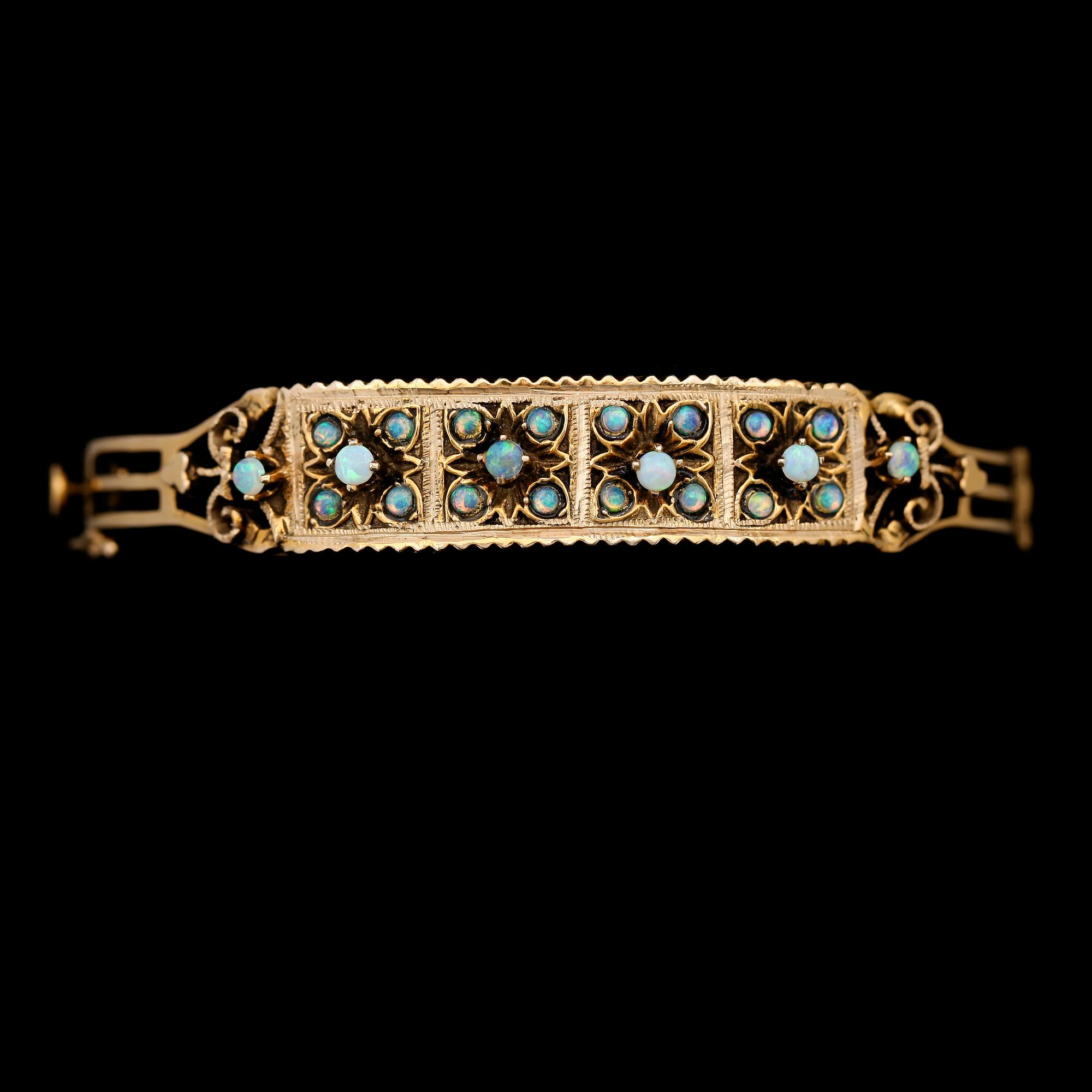 ARMBAND, 14K guld och opaler, 1900-talets mitt. Total vikt ca 19 g.
