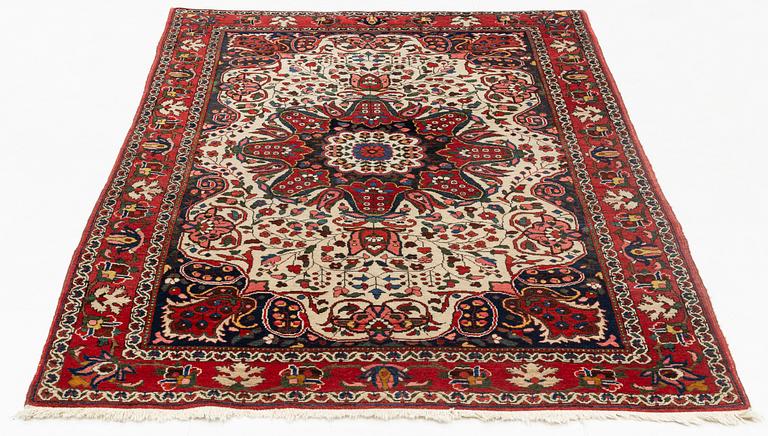 A carpet, Bakthiari, circa 214 x 136 cm.