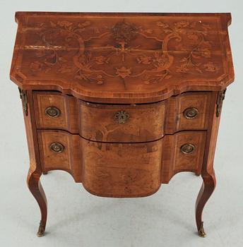 BYRÅ, Louis XVI-stil, omkring sekelskiftet 1900.