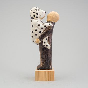 LISA LARSON, figurin i stengods "Mannen med hunden". K-studion i Gustavsberg. Numrerad 537/600.